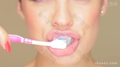 一个美丽的女人的脸，她的嘴唇张开，拿着一个牙刷，上面有条纹牙膏